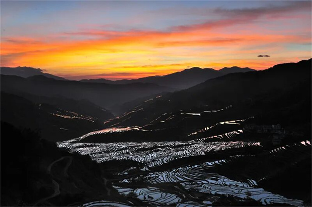 红河旅游：秘境云南 游在红河丨山水画卷里的春日浪漫